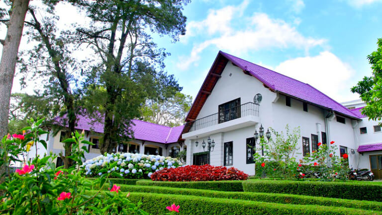 Khách sạn Thanh Thủy – Blue Water Dalat Hotel nổi bật với chiếc mái tím mộng mơ.
