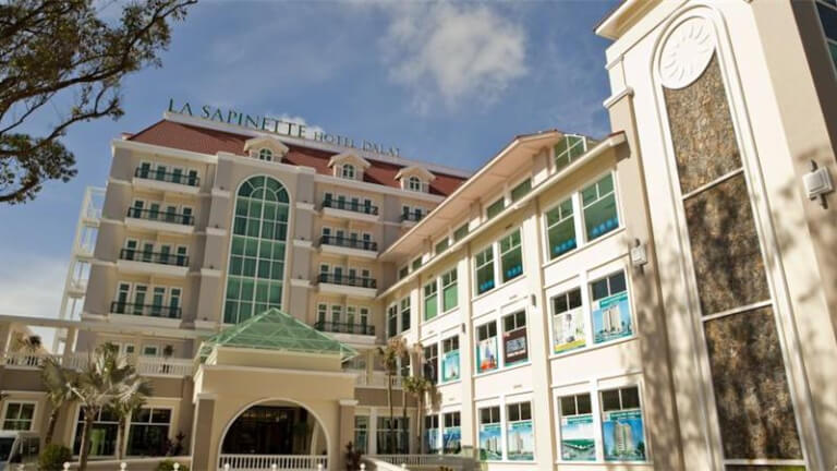Khách sạn La Sapinette Hotel DaLat nổi bật với màu trắng hiện đại.