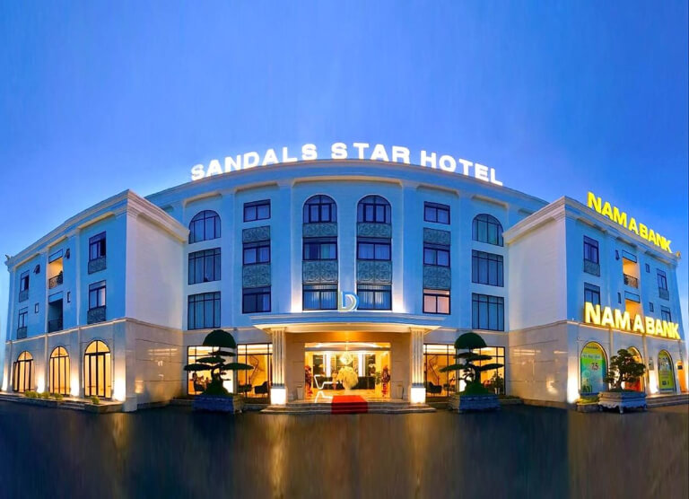 Sandal Stars Hotel nổi bật với gam màu trắng hiện đại.