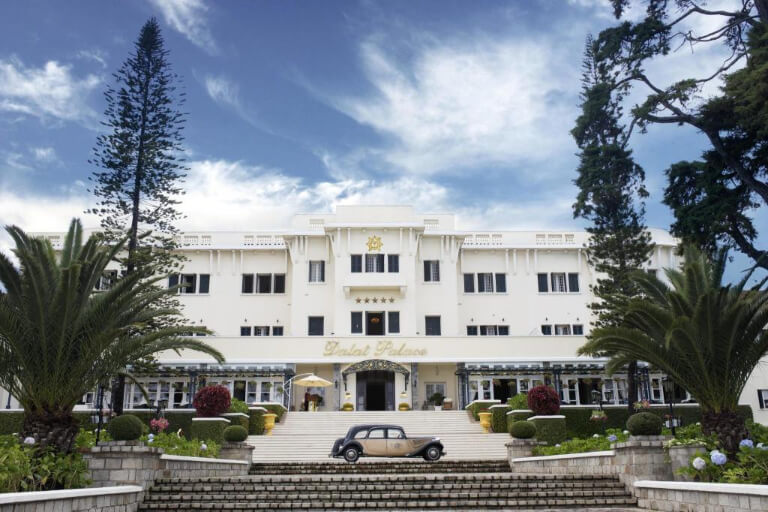 Dalat Palace Heritage Hotel nổi bật với tông màu trắng trang nhã.