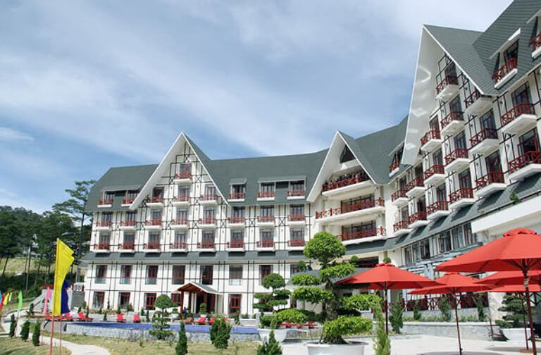Khách sạn được thiết kế theo kiến trúc châu Âu sang trọng.