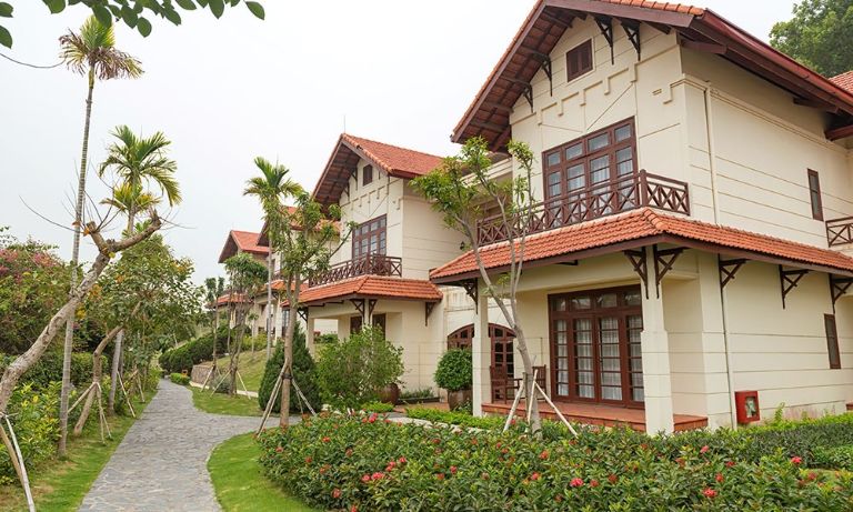 Tuần Châu Resort sở hữu các căn biệt thự nằm sát nhau. 