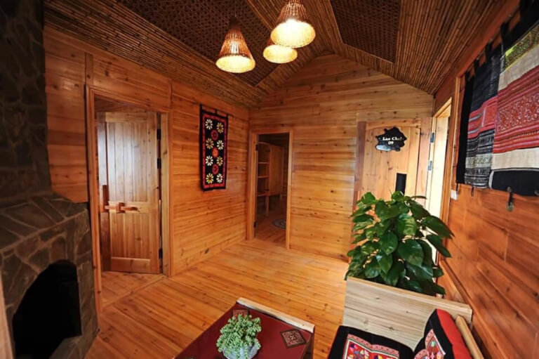 Phòng khách rộng rãi với thiết kế gỗ chủ đạo 