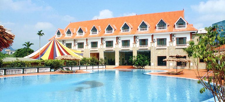 Khuôn viên Minh Châu Beach Resort thoáng đãng, có hồ bơi siêu rộng. (Nguồn: Internet)