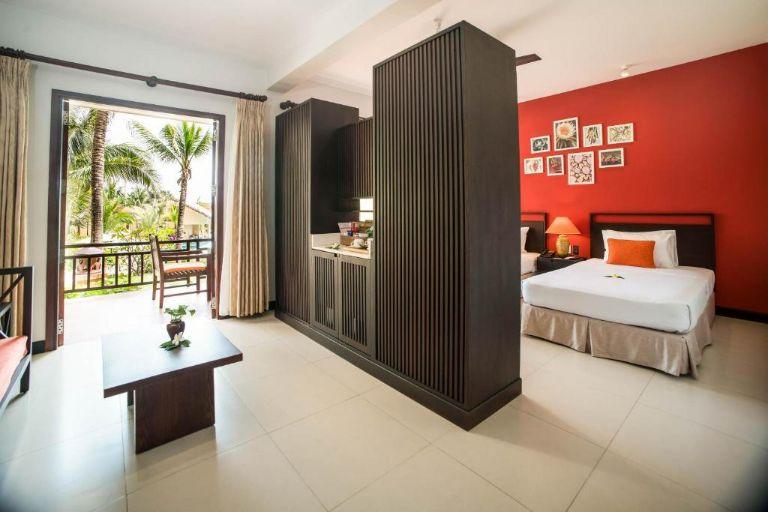 Family Suite rộng hơn 50m2 với khu vực phòng khách được xây liền với phòng ngủ phụ, nhằm tối ưu hóa diện tích nhà ở. (Nguồn: Booking.com)