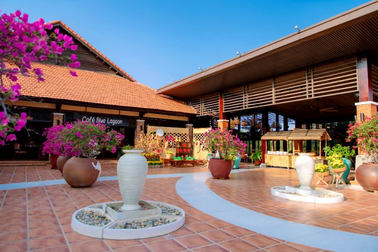 Nhà hàng Café Blue Lagoon là một công trình xây dựng công phu và được lấy cảm hứng từ những căn nhà truyền thống của dân tộc Chăm Pa. (Nguồn: Facebook.com)