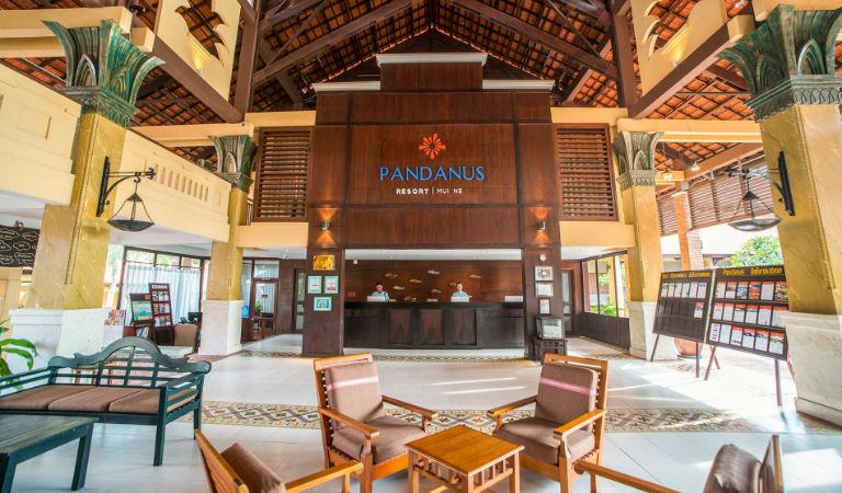 Khu vực tiền sảnh của Pandanus Resort Mũi Né có thiết kế trần cao và hơi hướng phong cách văn hóa người Chăm Pa. (Nguồn: Facebook.com)
