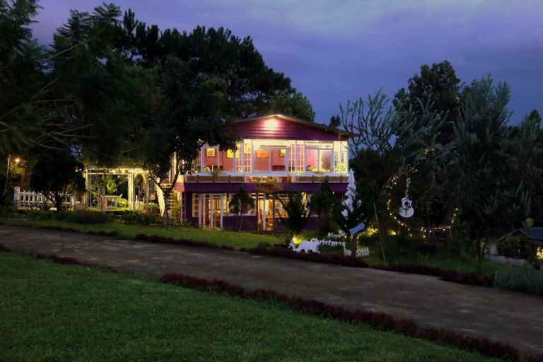 Je t'aime villa resort sở hữu các căn villa với màu sắc đặc trưng, nổi bật giữa chốn rừng xanh. 