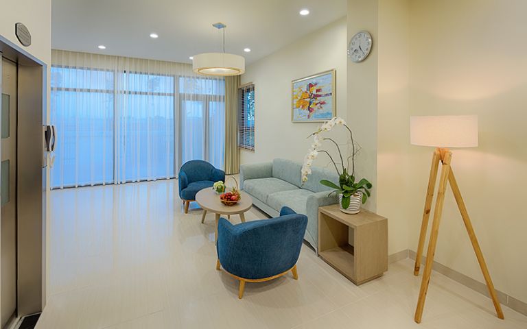 Phòng khách tại căn villa biệt thự hướng biển mang lối trang trí trẻ trung, hiện đại với bộ sofa màu xanh dương làm điểm nhấn. (Nguồn: Facebook.com)