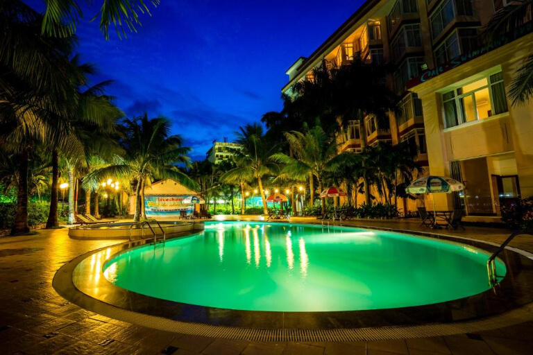 Bể bơi ngoài trời có hệ thống đèn ban đêm đảm bảo sự an toàn tuyệt đối cho du khách.