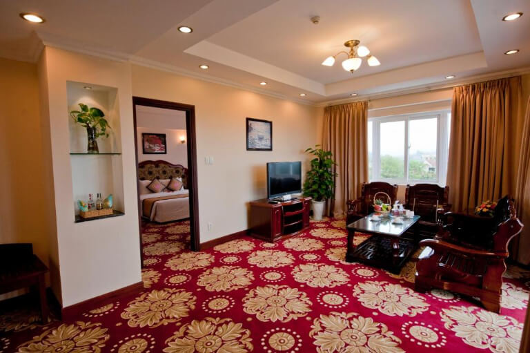 Phòng Suite sở hữu 2 khu vực nghỉ và tiếp khách riêng biệt.