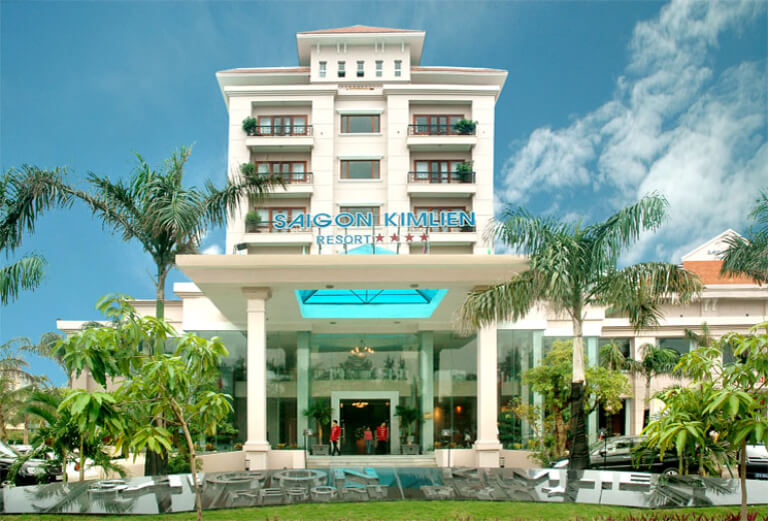 Sài Gòn Kim Liên Resort thiết kế hiện đại với gam màu trắng trang nhã.