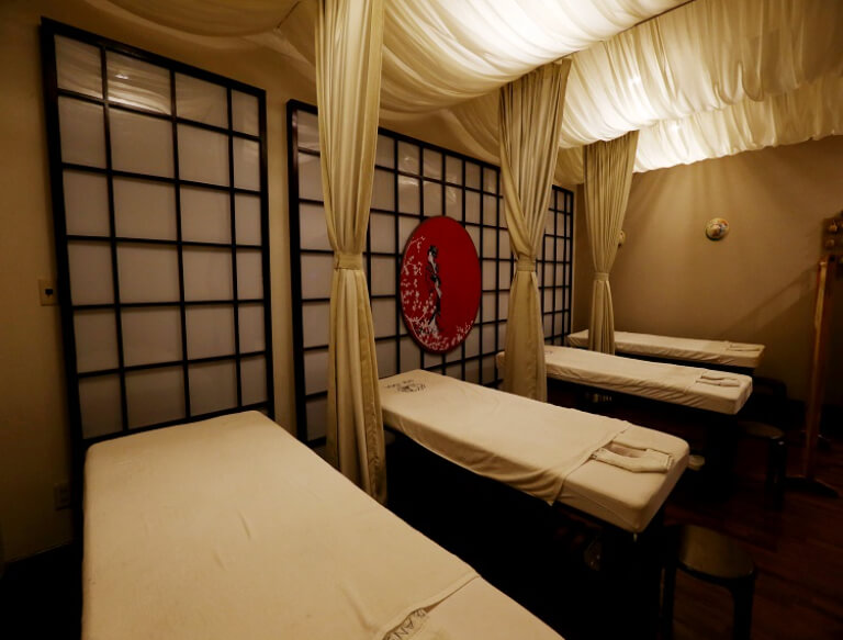 Không gian phòng spa mang đậm nét truyền thống có rèm che bảo vệ không gian riêng tư.