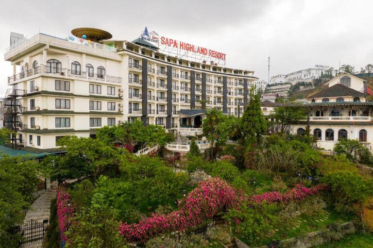 Khách sạn được thiết kế theo lối phong cách Châu Âu với gam màu trắng chủ đạo.