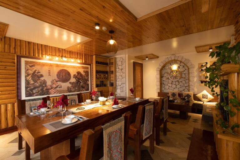 Nhà hàng Bốn mùa được thiết kế gỗ mang nét xưa cũ.