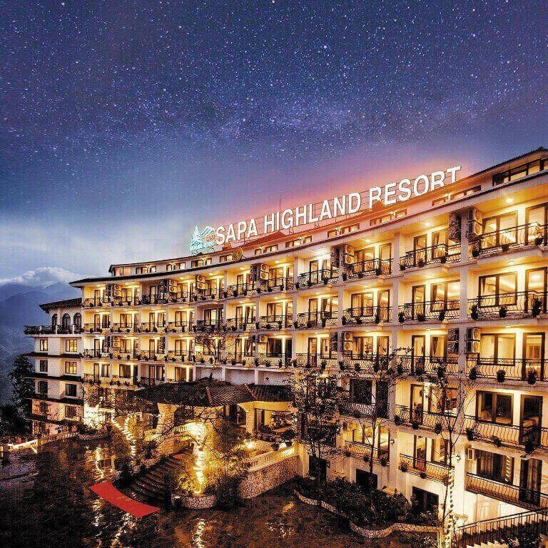 Khu nghỉ dưỡng Sapa Highland Resort & Spa xa hoa được chụp từ trên cao vào ban đêm.