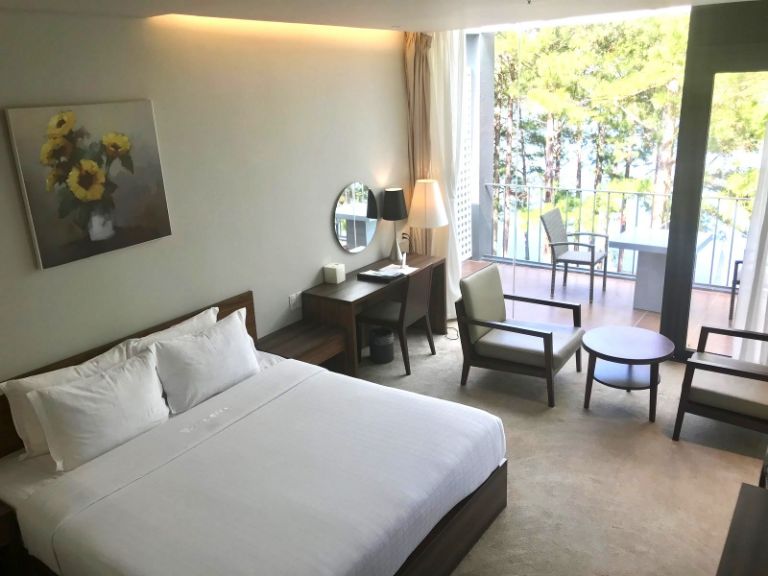 Phòng Premium Villa là 1 căn phòng nằm trong 1 căn biệt thự biệt lập hướng hồ. (Nguồn: Booking.com)