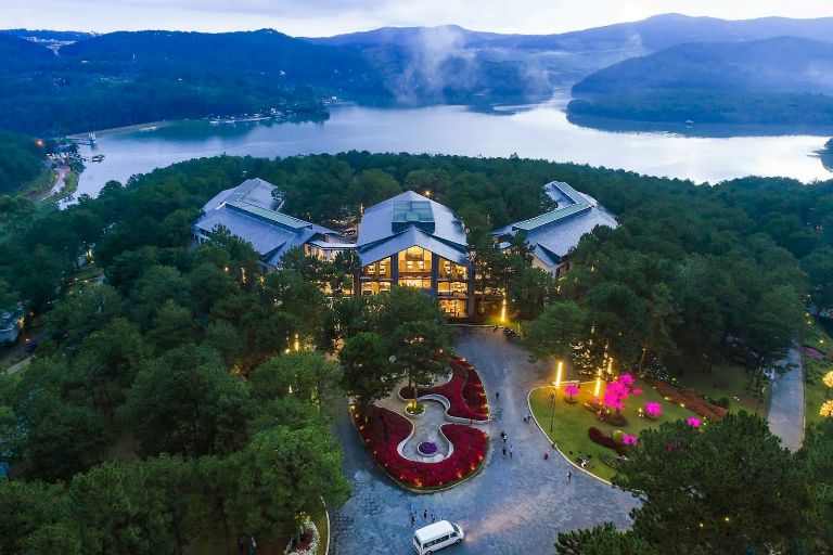 Terracotta Resort Đà Lạt sở hữu khuôn viên rộng lớn và vị trí tuyệt đẹp bên bờ hồ Tuyền Lâm thơ mộng. (Nguồn: Internet)