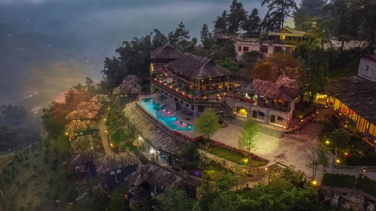 Toàn cảnh The Mong Village resort & Spa được nhìn từ trên cao xuống