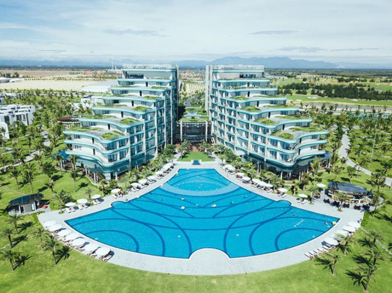 Vinpearl Resort & Golf Nam Hội An gây ấn tượng với du khách bằng thiết kế hình cánh buồm bao quanh là cây cối xanh ngát.