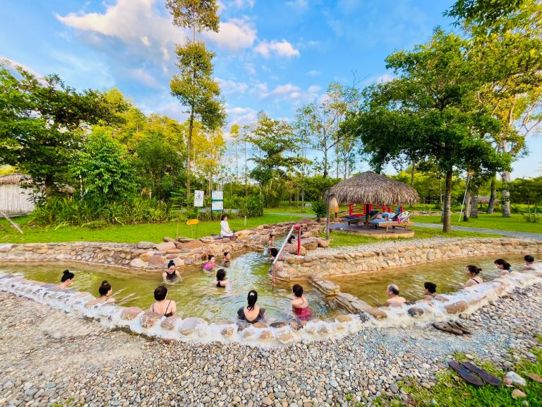 Suối khoáng nóng Thanh Tân là điểm đến hot hit thu hút đông đảo khách du lịch lưu trú tại resort này (nguồn: booking.com)
