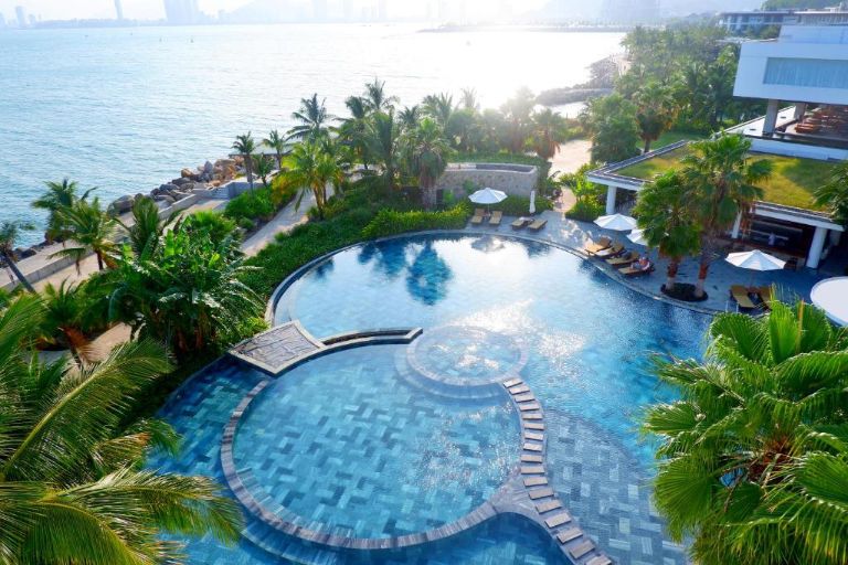 Alibu Resort Nha Trang sở hữu bể bơi ngoài trời đẹp và có view nhìn thẳng ra biển (nguồn: Booking.com).
