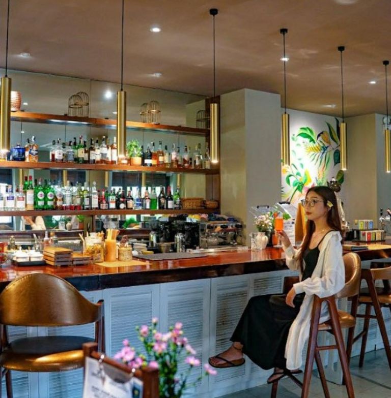 Quầy bar phục vụ đến du khách đa dạng các món điểm tâm, tráng miệng và đồ uống thơm ngon. (nguồn: facebook.com)