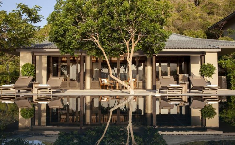 Five-Bedroom Bay Pool Residence bố trí hồ bơi vô cực ngay đối diện gian nhà chính, tạo nên bức tranh phản chiếu tuyệt đẹp. (Nguồn: aman.com)