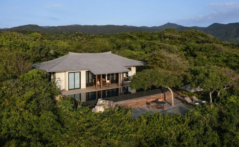Amanoi Ocean Pool Villa tọa lạc giữa núi rừng bao la với xung quanh toàn là cây cối xanh mát. (Nguồn: aman.com)