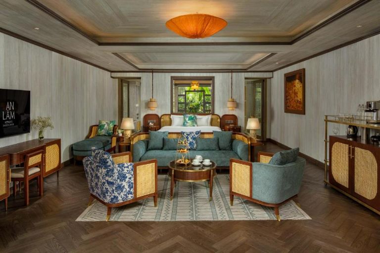 River View Executive Suite toát vẻ đẹp sang trọng, vương giả với phong cách trang trí đương đại kết hợp Art Deco. (Nguồn: booking.com) 