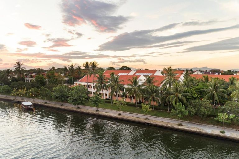 Anantara Hội An Resort nằm bên dòng sông Thu Bồn thơ mộng, hữu tình. (nguồn: booking.com)