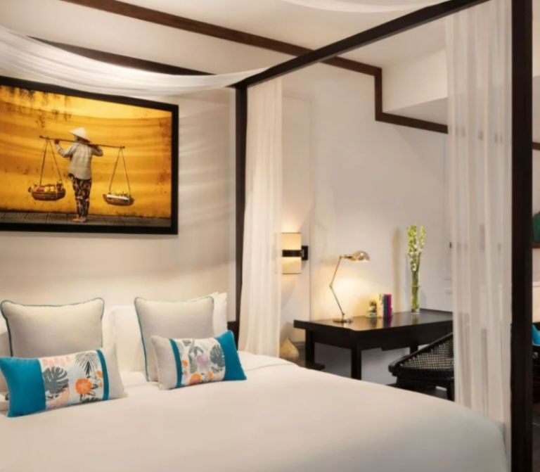 Suite Anantara được trang trí bằng những bức tranh phong cảnh nổi bật trên nền sơn màu trắng. (nguồn: agoda.com)