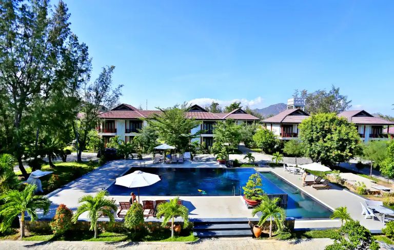Aniise Villa Resort Ninh Thuận sở hữu tới 2 bể bơi vô cực rộng lớn nằm bao quanh bởi khu vườn nhiệt đới xanh, với tầm nhìn hướng thẳng ra bãi biển Ninh Chữ (nguồn: booking.com)