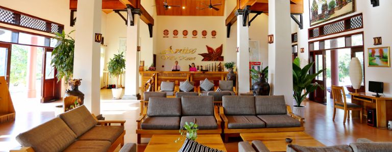 Không gian sảnh lễ tân của Aniise Villa Resort Ninh Thuận gây ấn tượng bởi kiến trúc trần nhà cao, phong cách cổ điển pha lẫn nội thất hiện đại đầy tinh tế (nguồn: booking.com)
