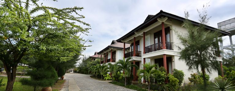 Aniise Villa Resort Ninh Thuận sở hữu những căn biệt thự nằm liền kề được thiết kế với tông màu trắng, phong cách hiện đại đồng điệu (nguồn: booking.com)