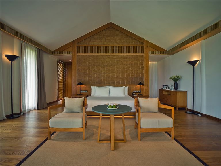 Hạng phòng hướng ra hồ sen là hạng phòng được khách hàng ưu tiên lựa chọn tại Azerai Cần Thơ Resort mỗi khi có mùa sen tới. 