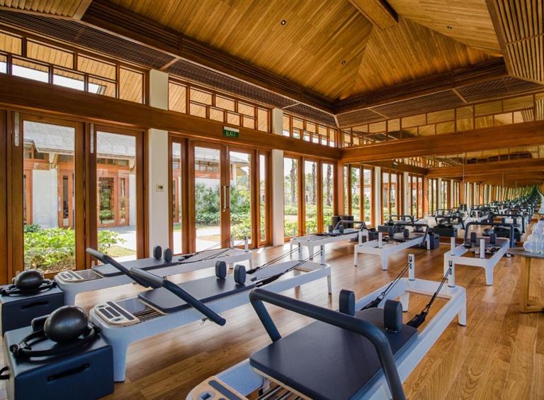 Phòng tập pilates tại Azerai Cần Thơ Resort được thiết kế mở, trang bị đầy đủ tiện nghi với thiết bị allegro reformer tân tiến nhất. 