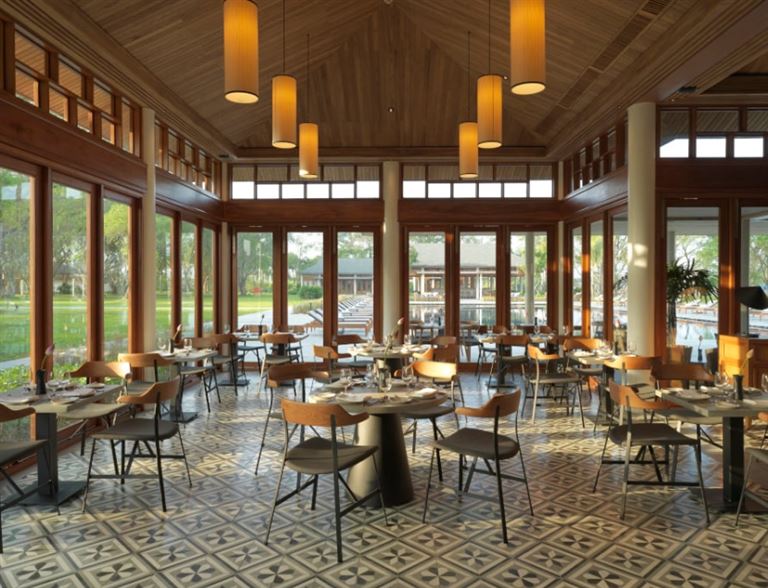 Không gian nhà hàng The Cafe tại Azerai Cần Thơ Resort gây ấn tượng bởi thiết kế mở, trang trí nhiều vật dụng truyền thống Việt Nam. 