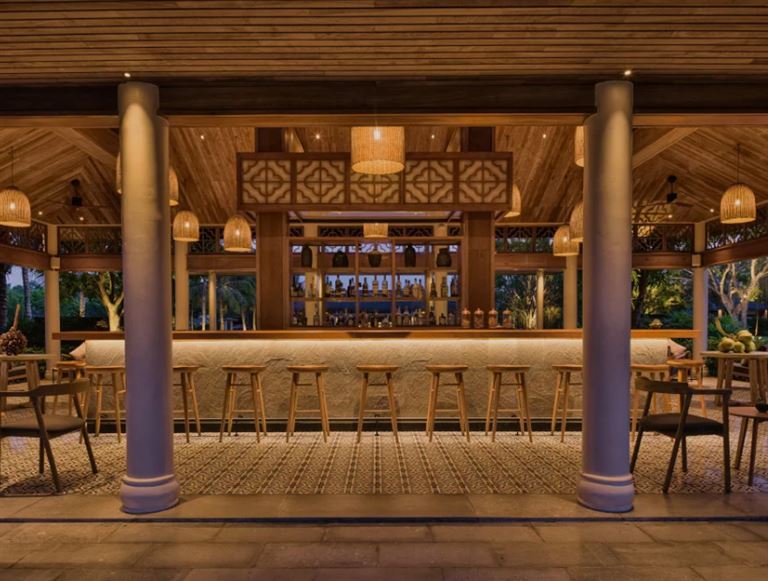 Du khách có được không gian thư giãn và dùng các loại đồ uống hảo hạng tại Lounge & Bar của Azerai Cần Thơ Resort
