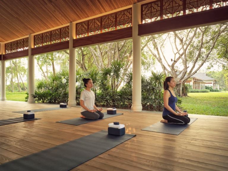 Du khách sẽ được tham gia các hoạt động tập yoga, tập thiền hoàn toàn miễn phí tại khu vực bên ngoài Azerai Spa. 