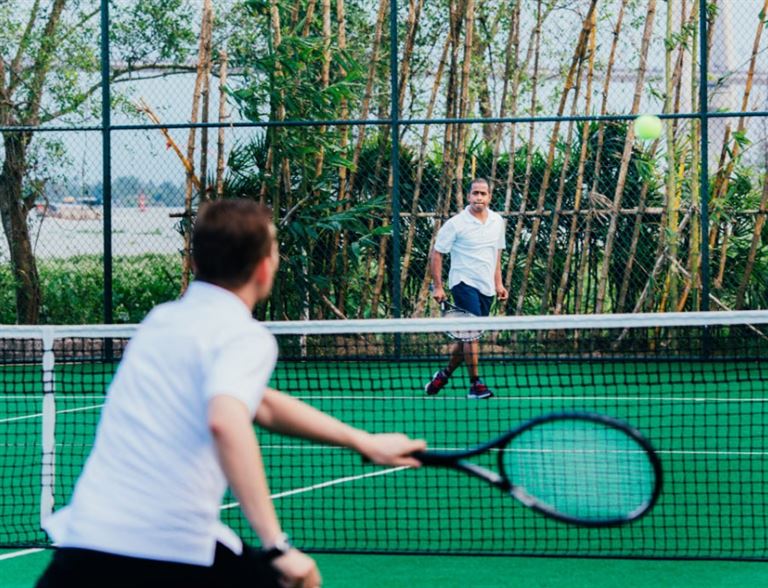 Du khách được sử dụng sân quàn vợt và các dụng cụ hoàn toàn miễn phí khi lưu trú tại Azerai Cần Thơ Resort. 