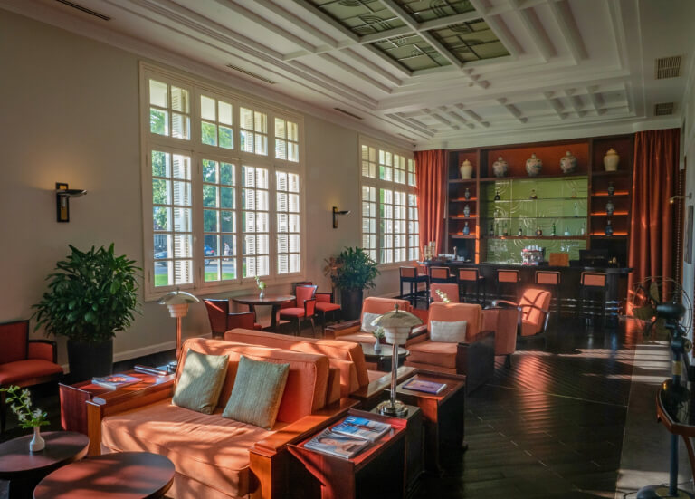 Le Gouverneur Bar là quầy bar nằm ở ngay sảnh chính của khu dinh thự cổ,có không gian mang đậm phong cách Art Deco cổ điển.