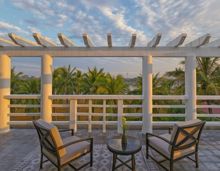 Hạng phòng Perfume River Suite sở hữu chiếc "view triệu đô" giúp du khách có thể ngắm nhìn toàn cảnh dòng sông Hương lẫn khu vườn và bể bơi của resort. 