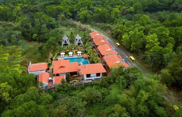 Quần thể Bai Dinh Garden Resort & Spa Ninh Bình thu nhỏ trong khu rừng nhiệt đới xanh mát. 