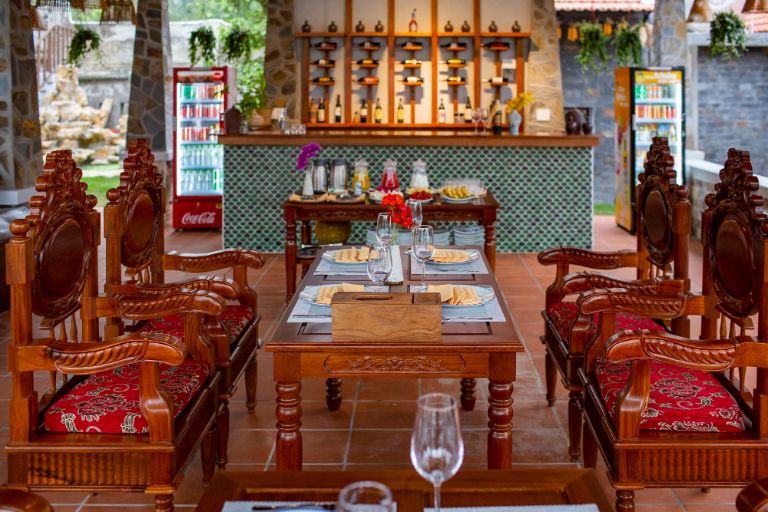 Quầy bar được xây dựng tích hợp với nhà hàng Men Ngọc, đem tới trải nghiệm ẩm thực đa dạng, tiên lợi.