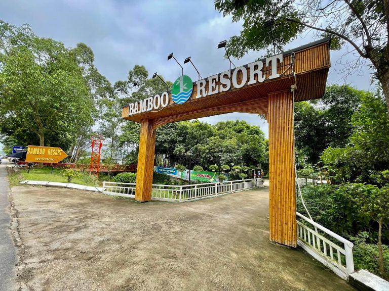 Resort Bamboo Phú Thọ có lối đi vào bằng thiết kế cổng vòm từ chất liệu tre nứa thiên nhiên (nguồn: facebook.com)