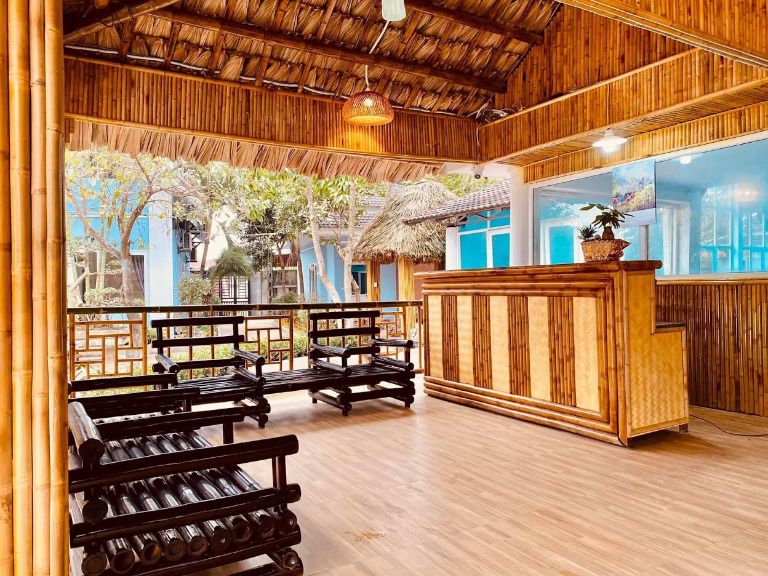 Khu vực sảnh tiếp tân Bamboo Resort Phú Thọ thiết kế mở với kiến trúc kiểu truyền thống Tây Bắc mộc mạc bình dị (nguồn: facebook.com)