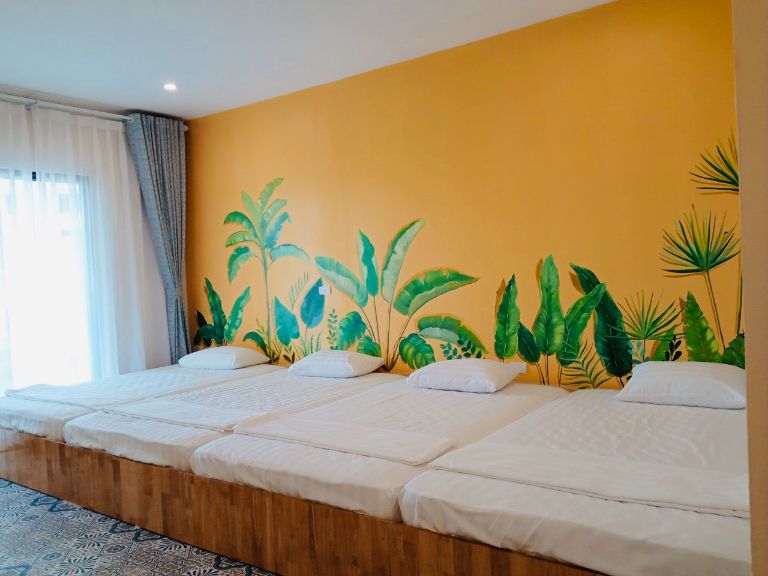 Hạng phòng Family thiết kế với gam màu vàng nổi bật cùng tường vẽ rừng nhiệt đới độc đáo (nguồn: facebook.com)
