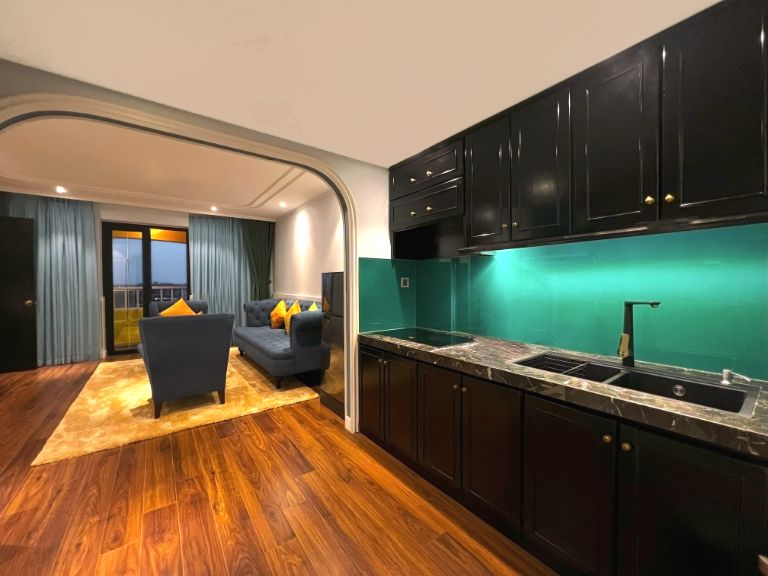 Khu vực bếp Biệt thự tổng thống có thiết kế đương đại với tông đen sang trọng (nguồn: booking.com)