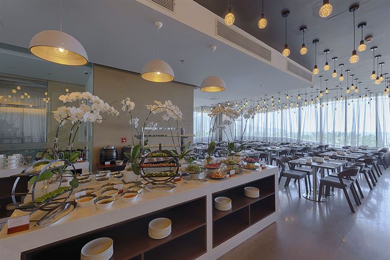 Không gian nhà hàng Sky View sang trọng, sở hữu tầm nhìn từ tầng 20 ra toàn cảnh thành phố Đà Nẵng thơ mộng. 